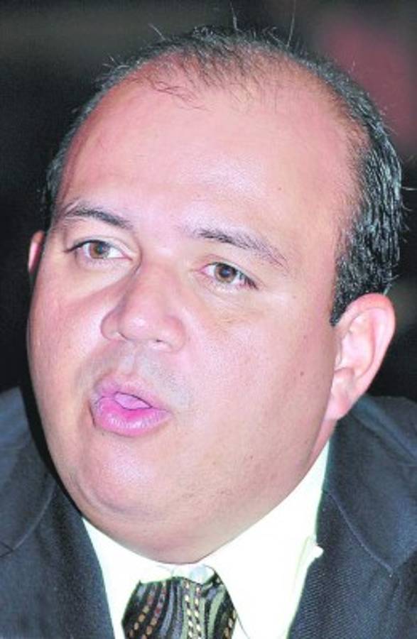 Montoya pide expulsión de diputados que 'están de rodillas”