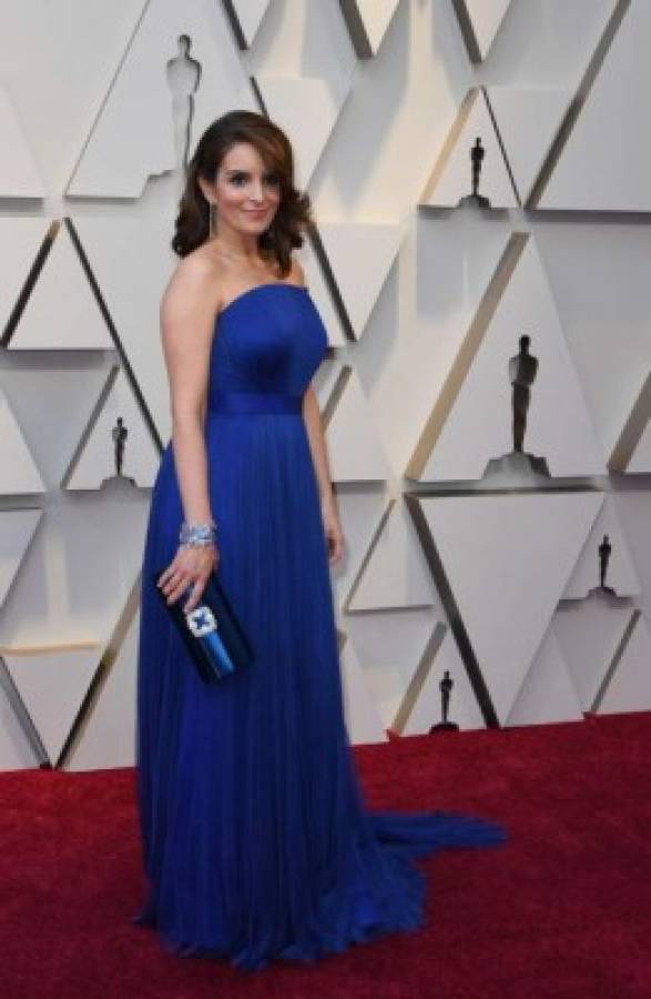 La actriz Tina Fey usó un vestido azul. Foto AFP