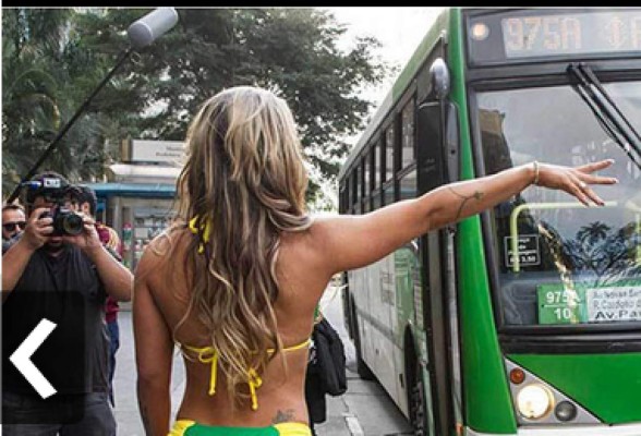 Miss Bum Bum pasea muy sensual en autobús