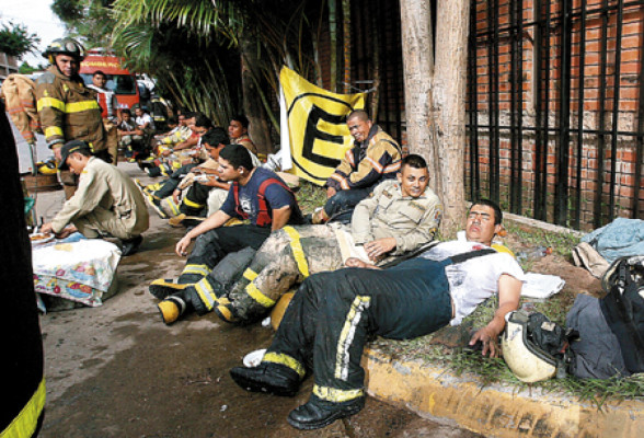 Histeria colectiva por voraz incendio que duró 21 horas