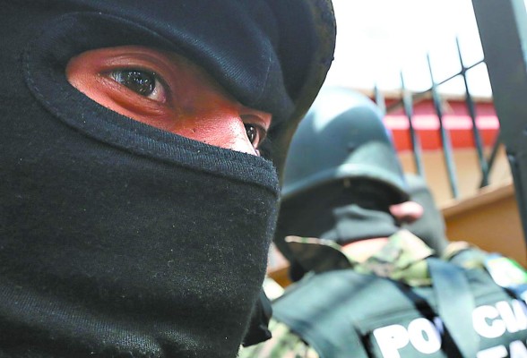 Honduras: Agentes cancelados recibían pago de salarios en la Policía