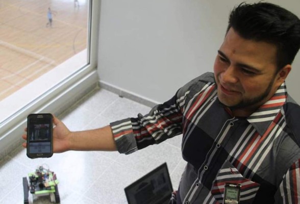 Estudiantes de la UNAH inventan robot controlado con la voz