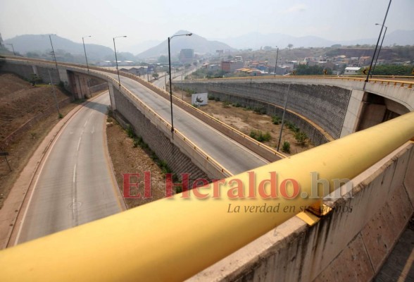 Espectaculares fotos de la quietud que envuelve la capital cerrada por la pandemia