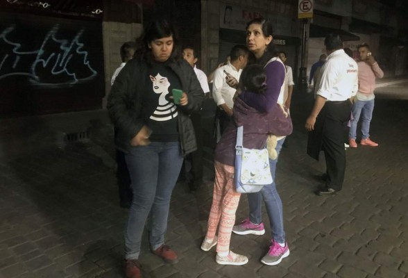 FOTOS: Tras fuerte temblor en México, las familias se abrazan nerviosas en las calles
