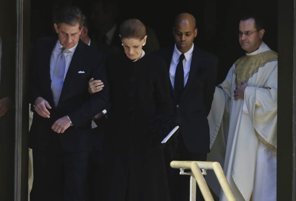 Luminarias despiden al caballero del diseño mundial