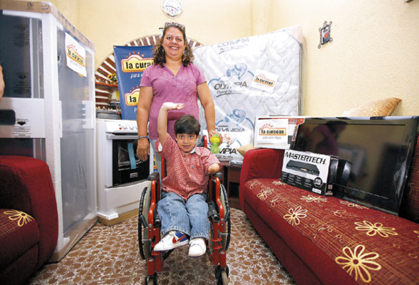 Niño símbolo de Teletón 2011 ya tiene muebles nuevos
