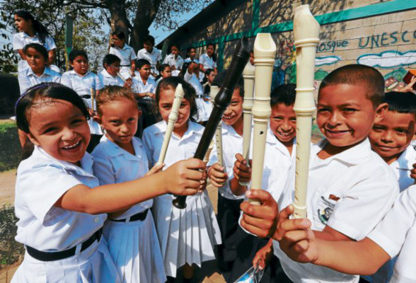 Música bordada por manos de niños