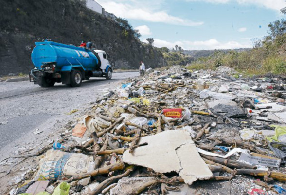 Denuncian a conductores por tirar sacos de basura