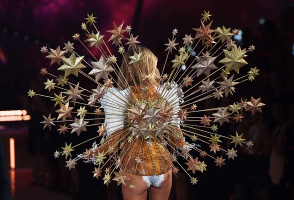 Sensual desfile de Victoria's Secret celebra 20 aniversario