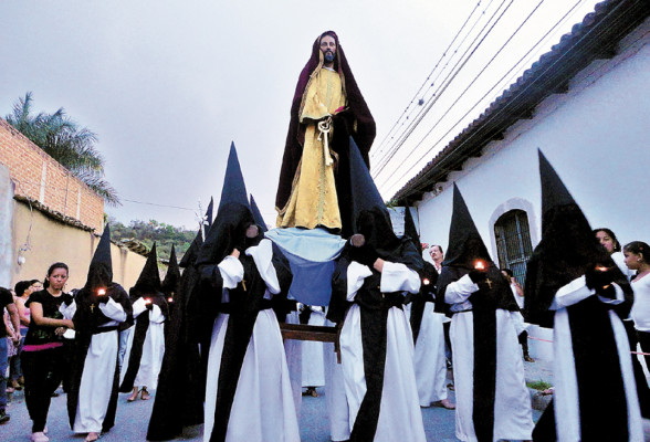 Descalzos y en el anonimato cumplen promesas en Danlí