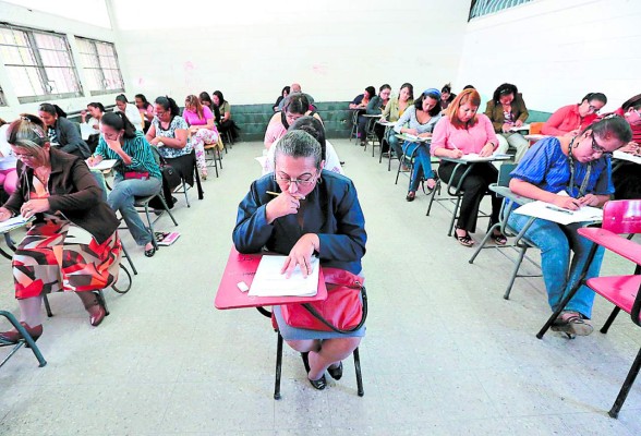 Docentes piden abrir más plazas en Honduras