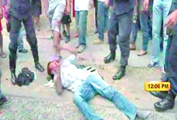 Frente a policías dan fuerte golpiza a presunto asaltante