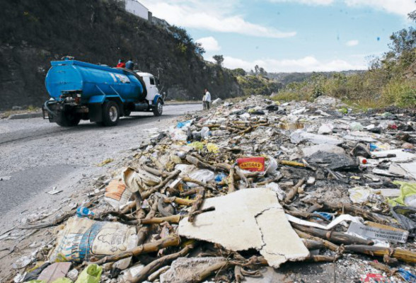 Desechos de construcción tapizan aceras de 40 colonias