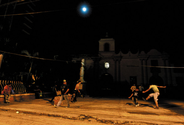 Parque Central de Tegucigalpa, sumido en una noche de tinieblas