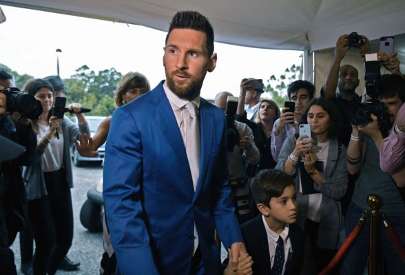 FOTOS: Así llegó Leo Messi a la exclusiva boda de Luis Suárez en Uruguay