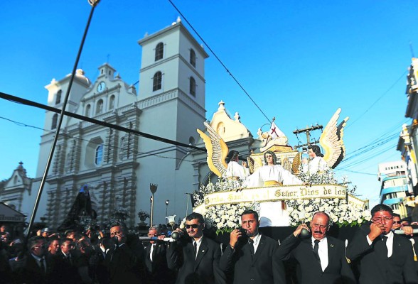Devotos acompañan el cortejo del Cristo Yacente