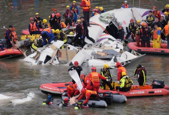 Avión se estrella contra puente y cae en un río