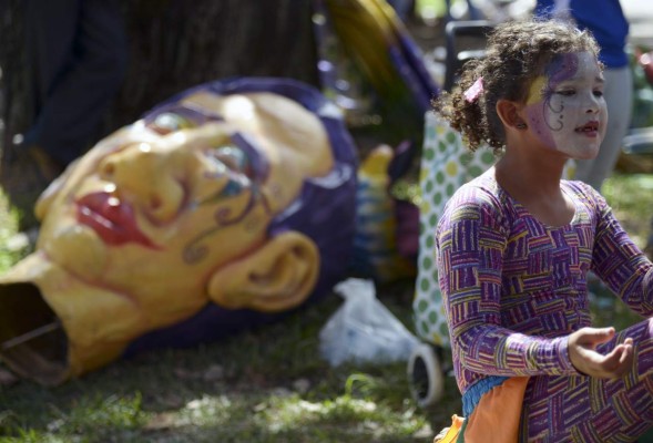 Fiesta de las artes escénicas en las calles de medellín