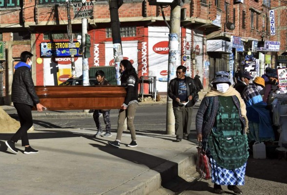 Varios países inician desconfinamiento, pero ninguno abre sus fronteras (FOTOS)