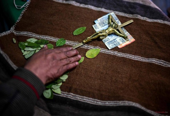VIDEO: Chamanes buscan en la coca quién será el nuevo presidente de Bolivia