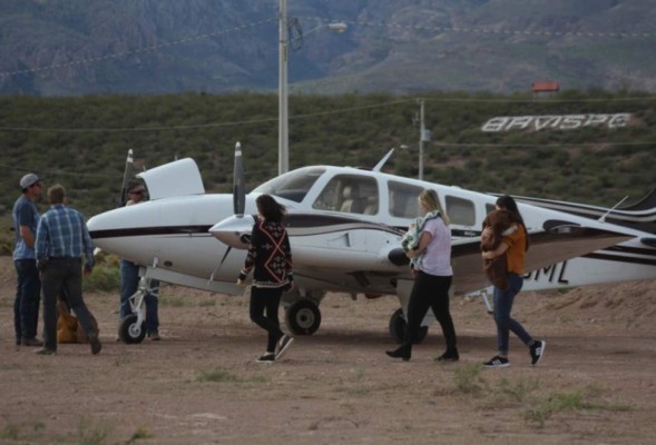 En medio de dolor y miedo sepultan a miembros de familia LeBarón