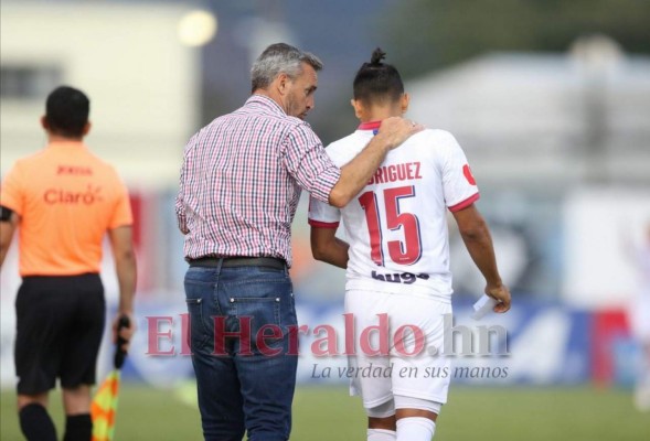 Festejo, consejos a los jugadores y presión por el debut: lo que no se vio en TV del triunfo de Olimpia en Danlí