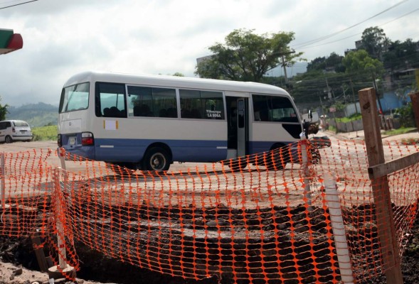 En protesta cubren números en buses y taxis por atraso de emisión de permisos