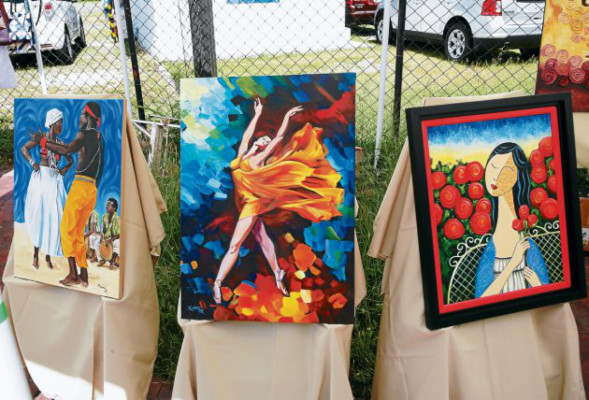 Artesanías en tela vistieron al Redondel de Los Artesanos