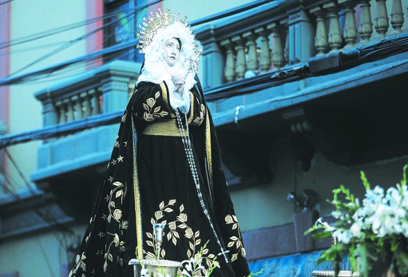 Devotos acompañan el cortejo del Cristo Yacente