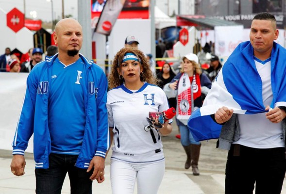 Los aficionados catrachos llegan a gritar por la Selección de Honduras