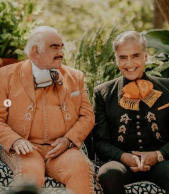 Bordados con hilos de oro y la tela más fina, así eran los trajes de Vicente Fernández