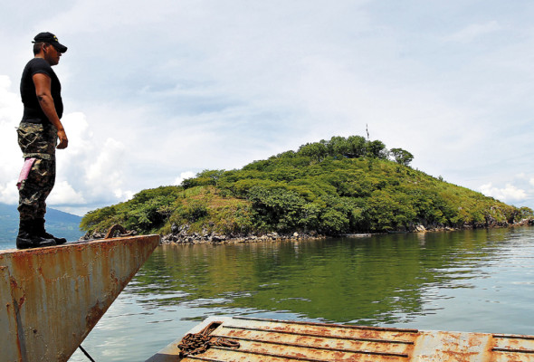 El Salvador desvía atención de sus problemas internos