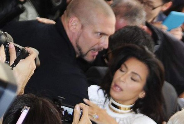 Periodista ucraniano atacó a Kim Kardashian en París