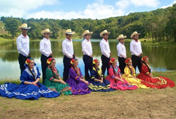 Oro Lenca realiza exitosa gira folclórica en México