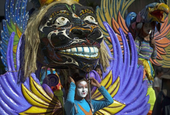 Fiesta de las artes escénicas en las calles de medellín