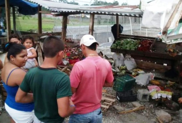Carro embiste a mujer dentro de casetas de frutas y verduras