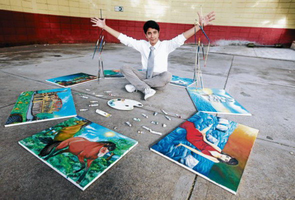 Con sus obras sostiene sus estudios secundarios