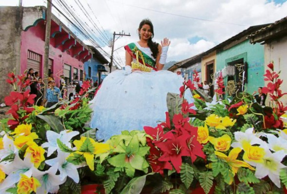 Colorido desfile del 140 aniversario