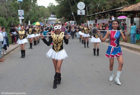 Mojigangas y desfile en feria cultural de Valle de Ángeles