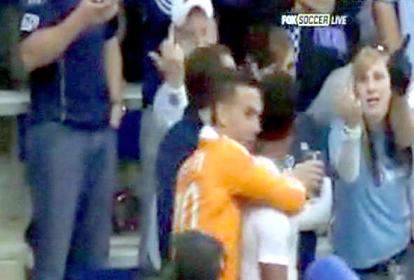 Carlo Costly recibe señas obscenas por marcar gol