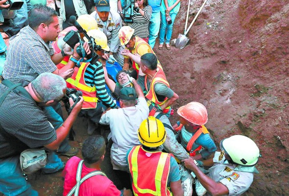Dramático rescate de un obrero soterrado