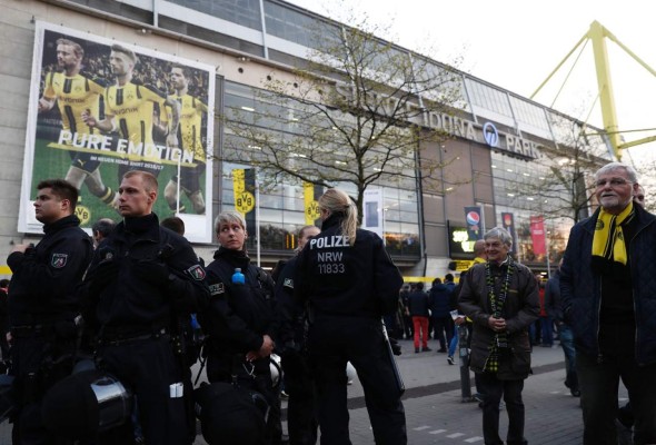 Atentado: Tres explosión sobre el autobús del Borussia Dortmund: un herido