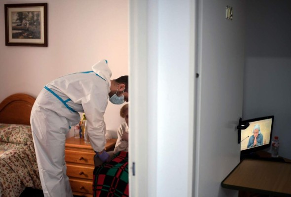 Desde balcones, hospitales y sus apretados espacios, españoles se aferran a la esperanza (FOTOS)