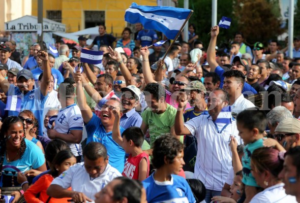 Capitalinos arman el ambiente en el parque Central por el partido de la 'H”