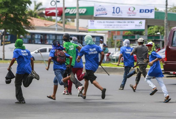 Opositores son atacados en una protesta política