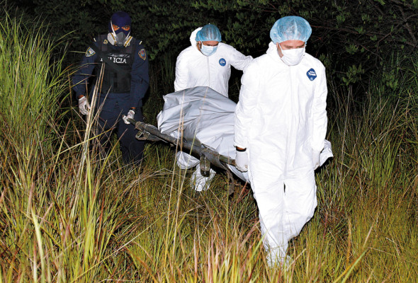 Ejecutados aparecen presuntos ocupantes de narcofurgón