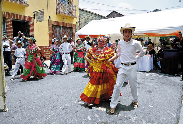 Alegre celebración de aniversario en Danlí