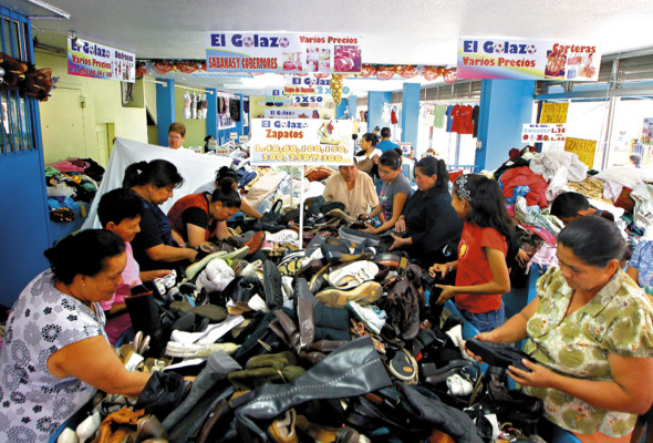 Baja demanda de prendas usadas en Navidad