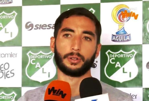 Jugador colombiano le pide matrimonio a su novia en pleno estadio