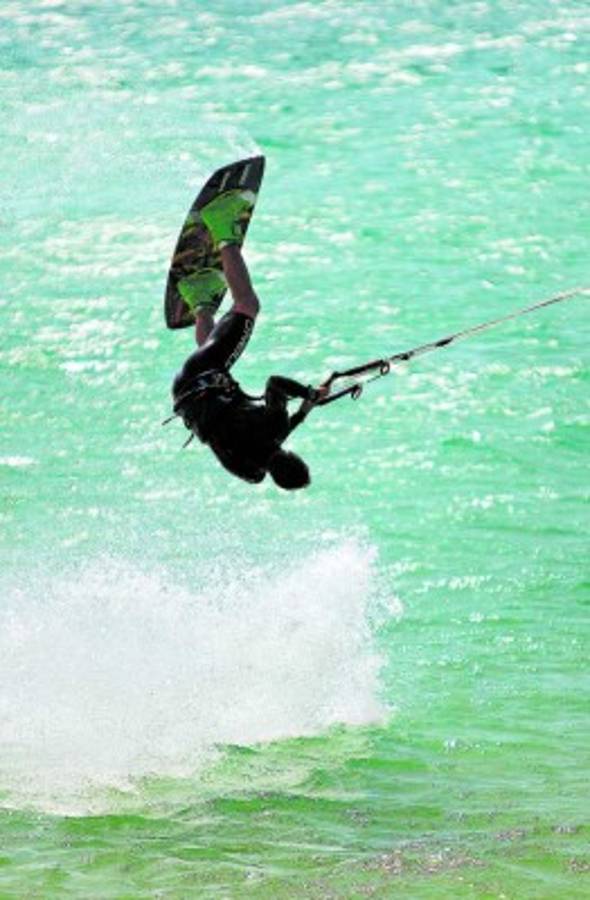 Una estampa espectacular de cometas en el cielo
